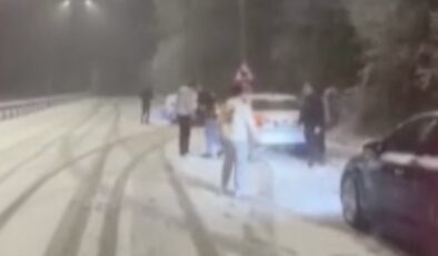 Bartın’da kar yüzünden yolda mahsur kalanlar müzik açıp göbek attı