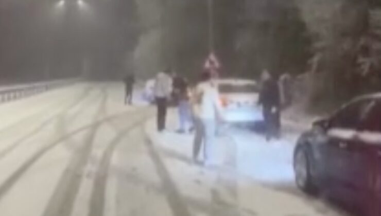 Bartın’da kar yüzünden yolda mahsur kalanlar müzik açıp göbek attı