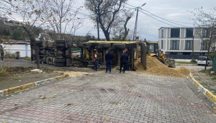 Beylikdüzü’nde İSKİ çalışması sırasında yol çöktü: Hafriyat kamyonu devrildi