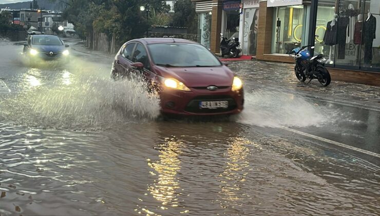 Bodrum’da sağanak yağış etkili oldu