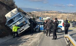 Burdur’da halk otobüsünün polis aracına ve kamyona çarptığı kazada 6 yaralı