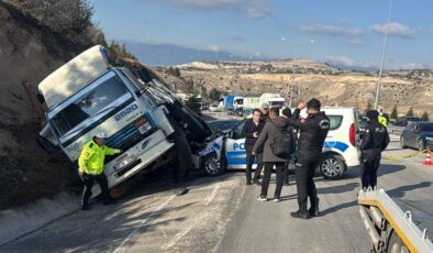 Burdur’da halk otobüsünün polis aracına ve kamyona çarptığı kazada 6 yaralı