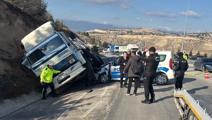 Burdur’da halk otobüsünün polis aracına ve kamyona çarptığı kazada 6 yaralı