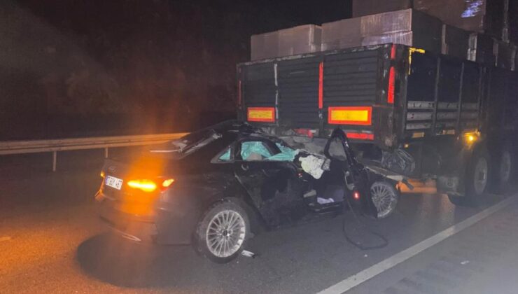 Burdur’da tırın altına giren lüks otomobildeki 1’i ağır 2 kişi yaralandı