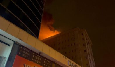 Bursa’da 8 katlı iş hanının çatısı alev alev yandı