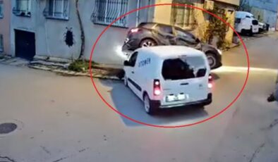 Bursa’da hafif ticari araç, otomobille çarpıştı