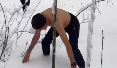 Bursa’da iki genç kar banyosu yaptı