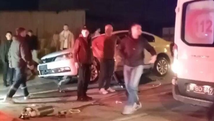 Bursa’da kazada yerde sürüklenen motosikletli otomobilin altına girdi