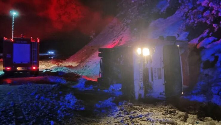 Çorum’da kamyonetin devrildiği kazada 3 kişi yaralandı