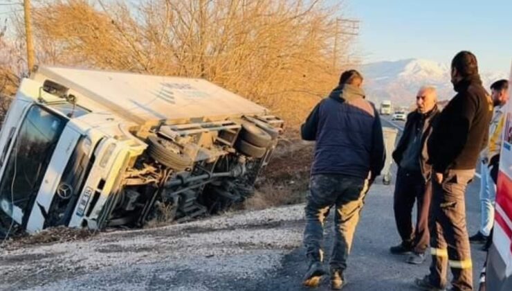 Elazığ’da kamyon yoldan çıktı, sürücü yaralandı