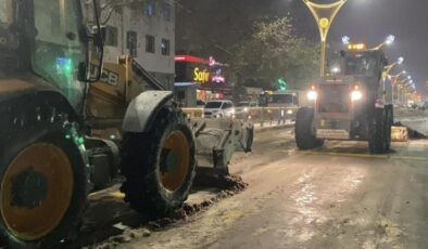Erzincan’da karla mücadelede yoğun mesai