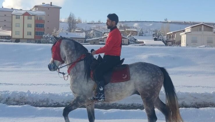 Erzurum’da kar üstünde cirit antrenmanı