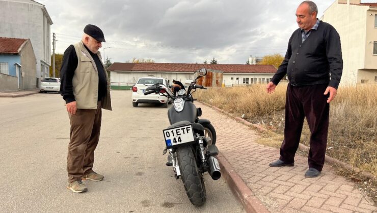 Eskişehir’de kaza yapan sürücünün bıraktığı motora esnaf sahip çıkıyor