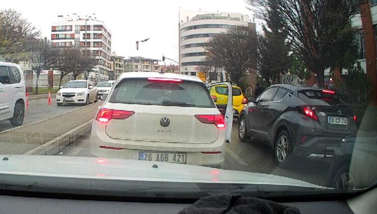 Eskişehir’de seyir halindeki araçta birbirlerine girdiler