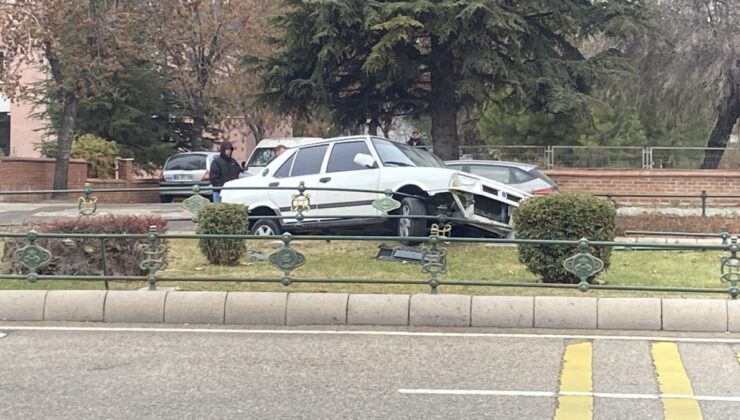 Eskişehir’de Tofaş marka otomobil bariyerlere çarpıp refüje çıktı