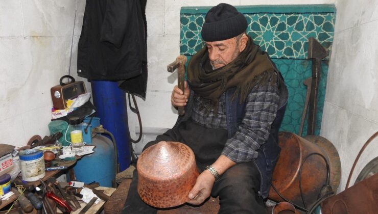 Gaziantep’te bir metrekarelik dükkanında 70 yıldır bakır işliyor