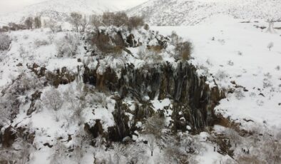 Girlevik Şelalesi dondu: Buz sarkıtları oluştu