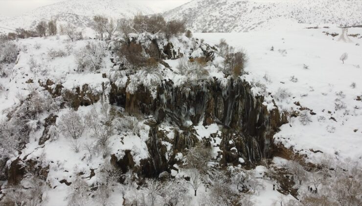 Girlevik Şelalesi dondu: Buz sarkıtları oluştu