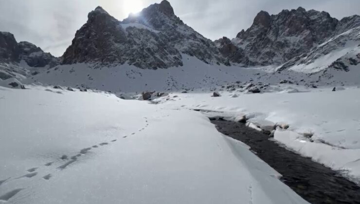 Hakkari’de Cennet ve Cehennem Vadisi karla kaplandı