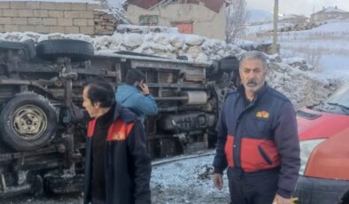 Hakkari’de öğretmenleri taşıyan minibüs devrildi