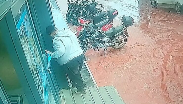 Hatay’da markete giderken çamurlu ayakkabılarını çıkardı: Zahmet olmasın