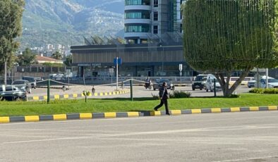 Hatay’da üzerine basıldığında uyarı veren çimler, esnafı bezdirdi