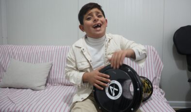 Hatay’ın küçük müzisyeni: Şarkı söylerken kendinden geçiyor