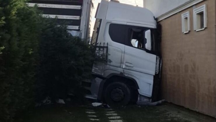 İstanbul Silivri’de park halindeki tır freni boşalınca binaya çarptı