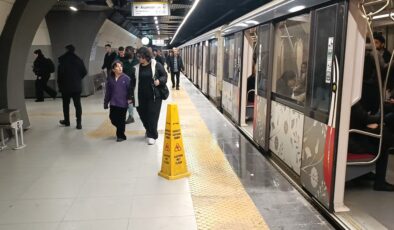 İstanbul Yenibosna’da metro istasyonunun tavanından sular aktı