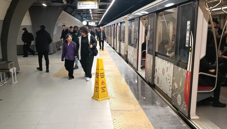 İstanbul Yenibosna’da metro istasyonunun tavanından sular aktı