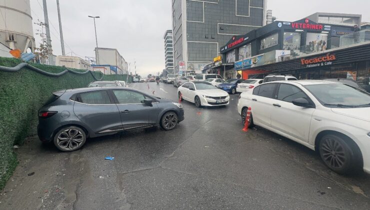 İstanbul’da hatalı park edilen araç trafiği kitledi