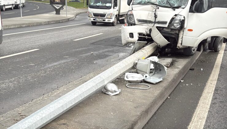 İstanbul’da kamyonet aydınlatma direğini devirdi