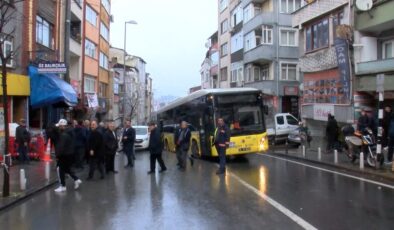 İstanbul’da şehir içi yolcu otobüsü çöken yolda mahsur kaldı