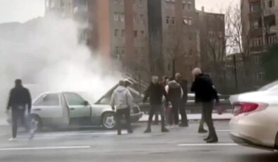 İstanbul’da yanan otomobile pet şişe ile müdahale ettiler