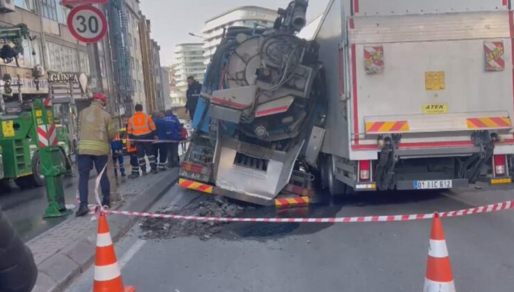 İstanbul’da yol çöktü! 2 kamyon çukura düştü