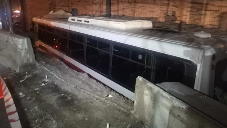 İzmir’de belediye otobüsü alışveriş merkezinin bahçesine uçtu