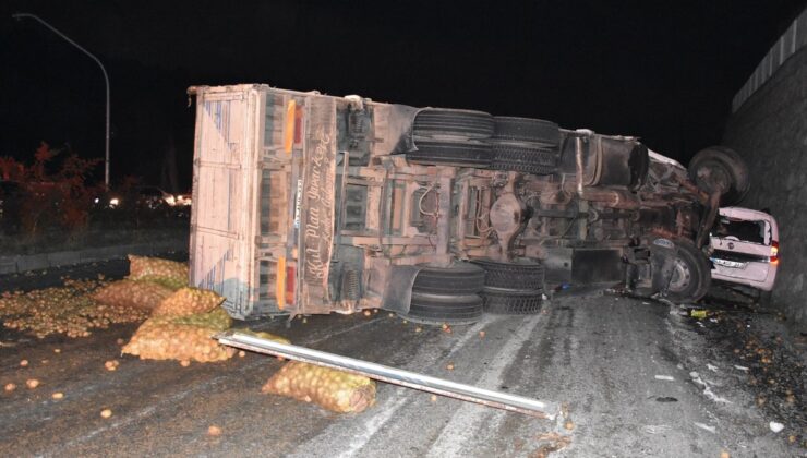 İzmir’de kamyon, araçları biçti: 2 ölü 7 yaralı