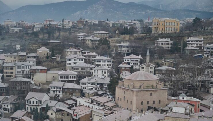 Karabük, Safranbolu’daki tarihi yapılar karla kaplandı