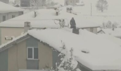 Karabük’te hayatlarını hiçe sayan iki kişi çatı temizledi