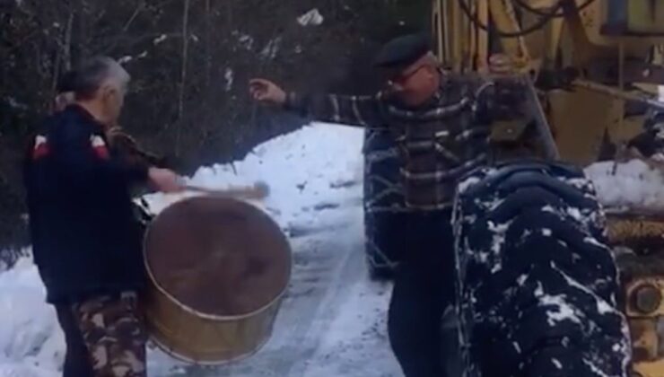 Kastamonu’da kar küreme aracını davul, zurnayla karşıladılar