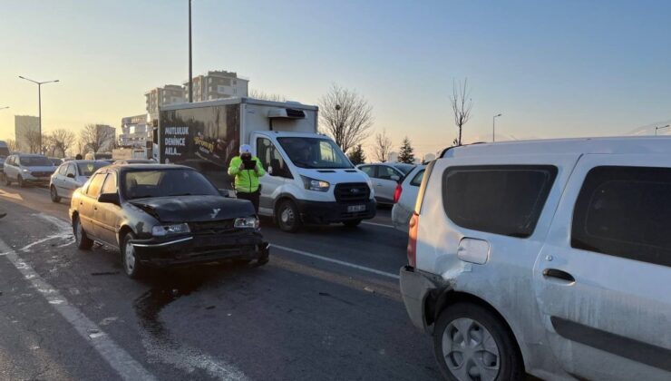 Kayseri’de zincirleme kaza: 3 araç birbirine girdi