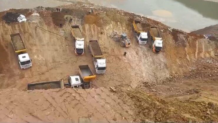 Kocaeli’de toprak kayması sonrası 7 kamyon ve 1 kepçe yamaçta asılı kaldı