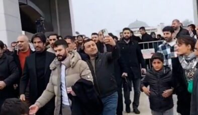 Mahsun Kırmızıgül’ün annesinin cenazesinde “selfie” çılgınlığı