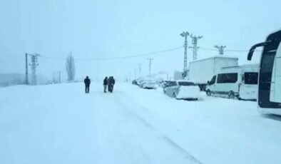 Malatya-Kayseri kara yolu kar nedeniyle ulaşıma kapandı