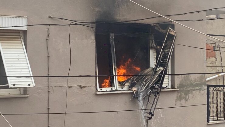 Manisa’da 2 katlı bir binada yangın çıktı