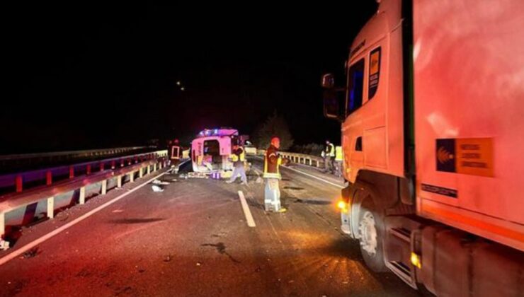 Manisa’da işçi servisi tıra çarptı: 1 ölü