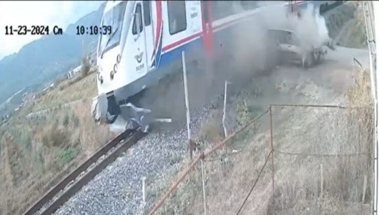 Manisa’da yolcu treni otomobil ile çarpıştı