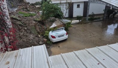 Muğla’da otomobil, yıkılan duvarın altında kaldı