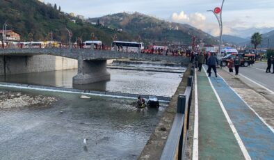 Rize’de ehliyetsiz sürücünün kullandığı servis minibüsü otomobile çarptı: 10 yaralı