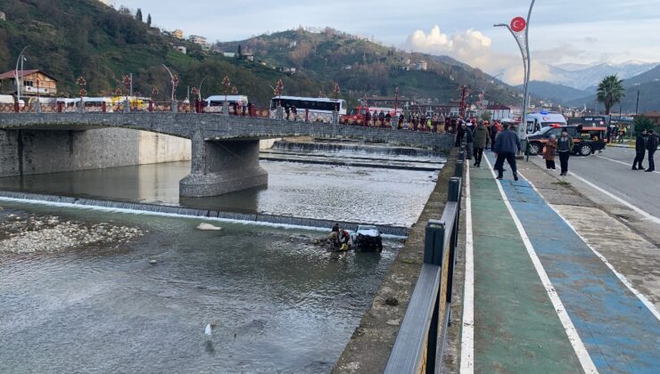 Rize’de ehliyetsiz sürücünün kullandığı servis minibüsü otomobile çarptı: 10 yaralı